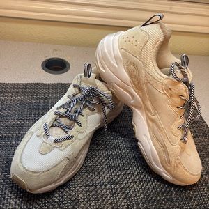 SOLD Fila Gardenia Ray Tracer Sneakers